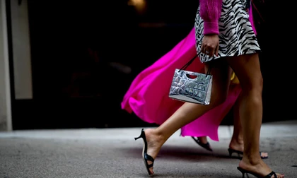 Họa tiết hoang dã nên phối với màu sắc nào để tạo ra bộ trang phục nổi bật?