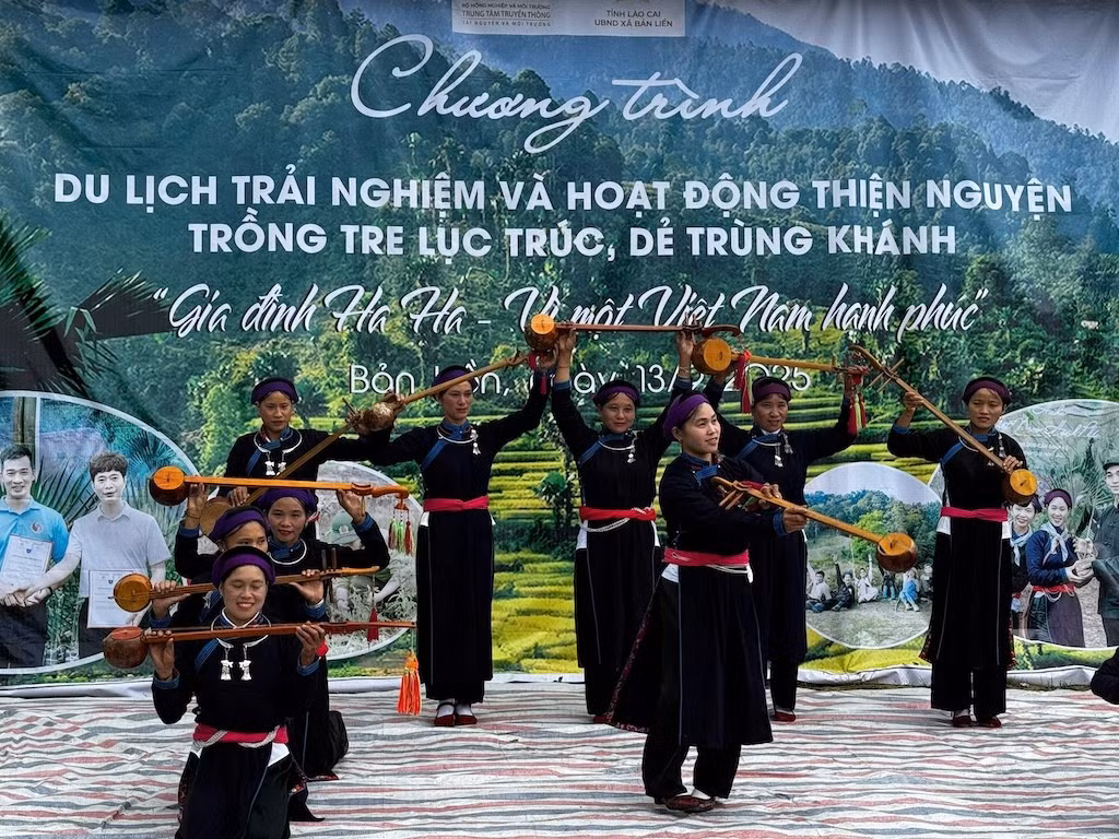 chi-thong-cung-ba-con-ban-lien-bieu-dien-van-nghe-mung-ngay-hoi-trong-cay-3.jpg