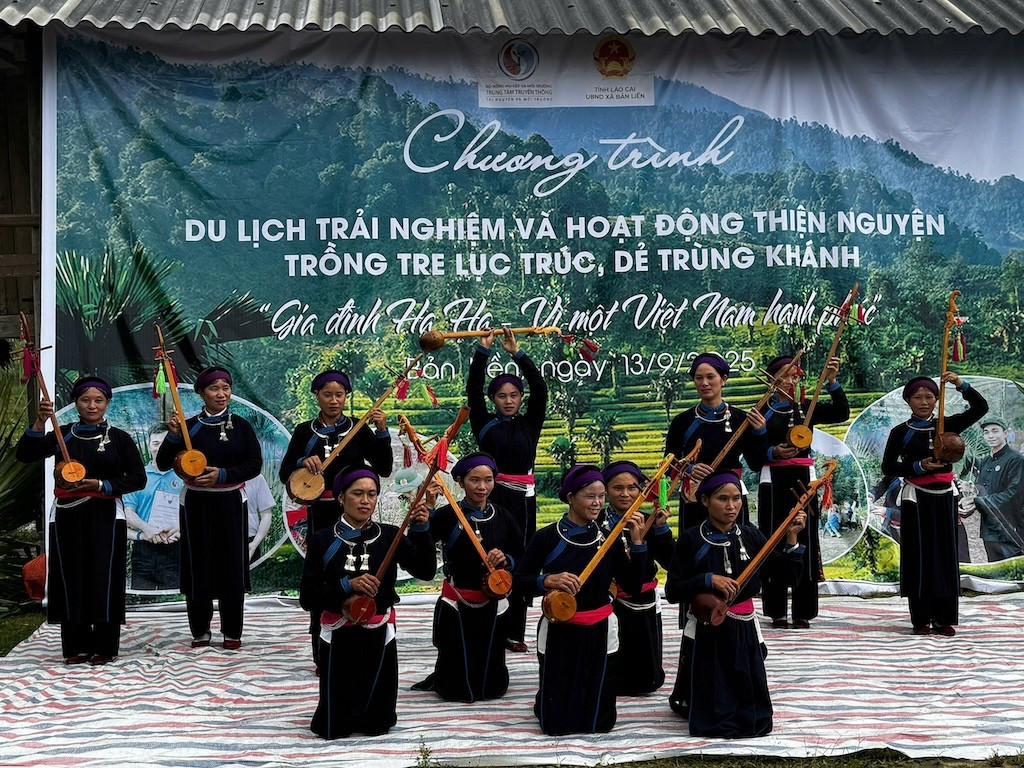 chi-thong-cung-ba-con-ban-lien-bieu-dien-van-nghe-mung-ngay-hoi-trong-cay-2.jpg