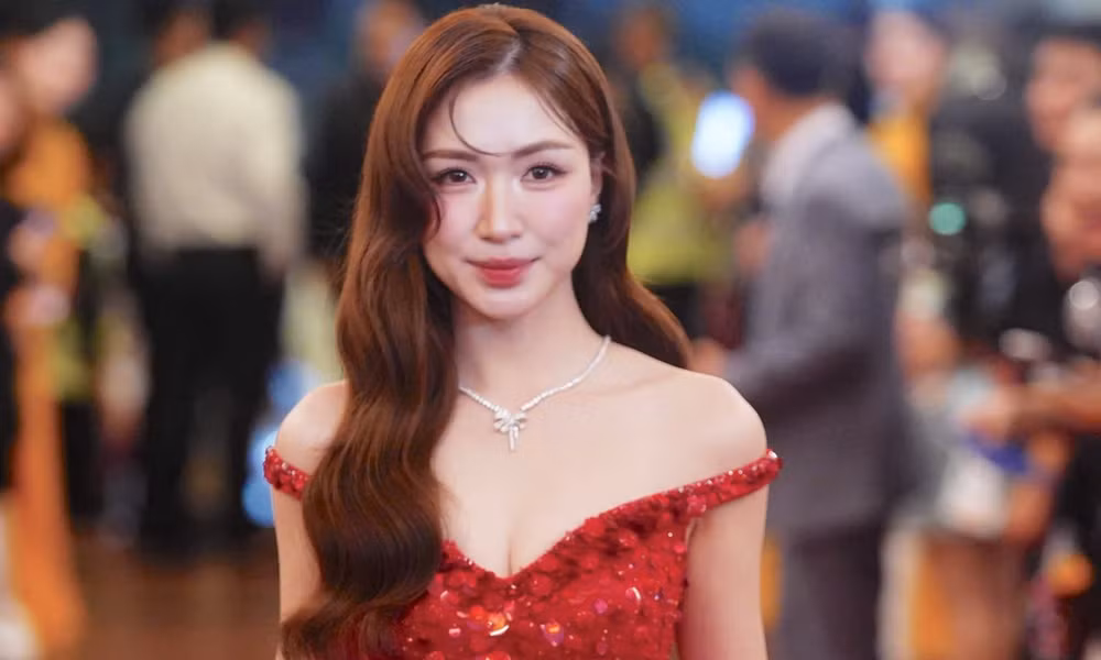 NSND Tự Long, NSND Xuân Bắc, nhạc sĩ Nguyễn Văn Chung và nhiều nghệ sĩ đổ bộ thảm đỏ Cống hiến 