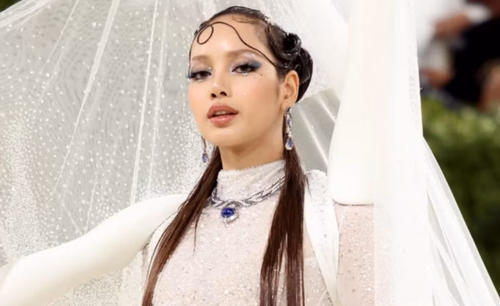Bộ váy siêu thực của Lisa (BlackPink) gây tranh cãi