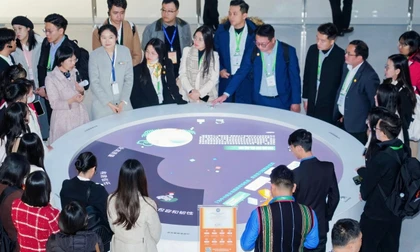 Đại biểu thanh niên Việt Nam tham quan văn phòng Alibaba của tỉ phú Jack Ma tại Chiết Giang