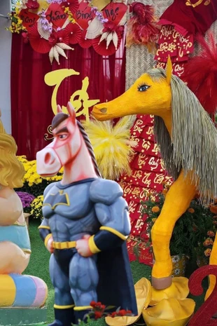 Soi lý do dàn "chiến mã" Tết Bính Ngọ lộ diện muộn: Mải nối mi, bận dỗi chồng