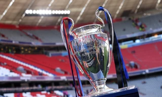 Chiếc cúp UEFA Champions League. 