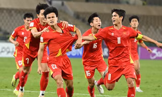 U23 Việt Nam ăn mừng bàn thắng.