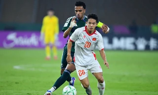 Võ Anh Quân tranh chấp với tiền vệ Saudi Arabia.