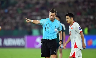 Trọng tài Alexander King.