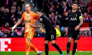 Thủ môn Kinsky bị thay ra sau 17 phút thi đấu thảm họa.