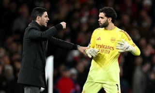 Arteta trao đổi với Raya.