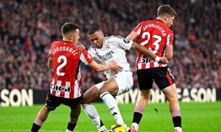 Mbappe trong vòng vây của 2 cầu thủ Bilbao.