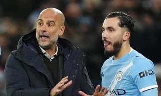 Rayan Cherki và Pep Guardiola.