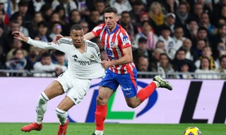 Mbappe đối đầu với Lenglet.