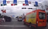Clip: Ô tô nối đuôi vượt đèn đỏ trên QL51 ở TPHCM, người đi bộ sững sờ