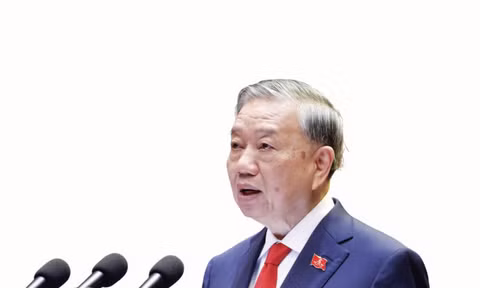 Bí thư Thành ủy Hà Nội Nguyễn Duy Ngọc kiểm tra tiến độ thi công tuyến đường Vành đai 1 đoạn Hoàng Cầu - Voi Phục Ảnh: MQ