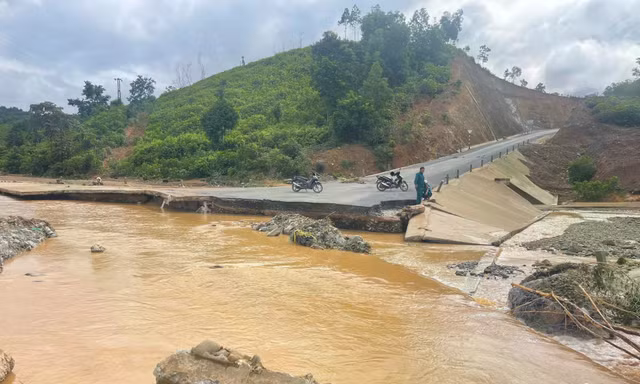 Mưa lớn, nhiều tuyến đường ở Quảng Trị bị ngập lụt và hư hỏng nặng