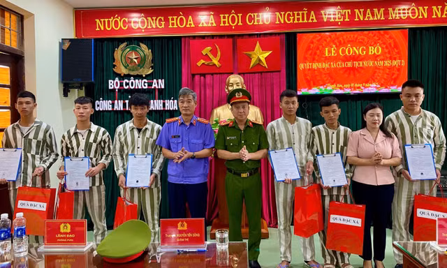 Các phạm nhân được trao quyết định đặc xá