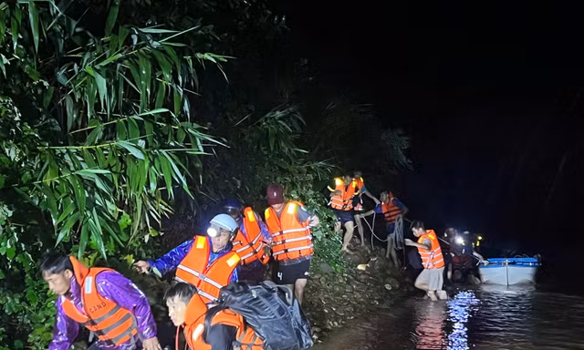 Cứu 6 người dân Quảng Trị mắc kẹt trong rừng giữa lũ dữ