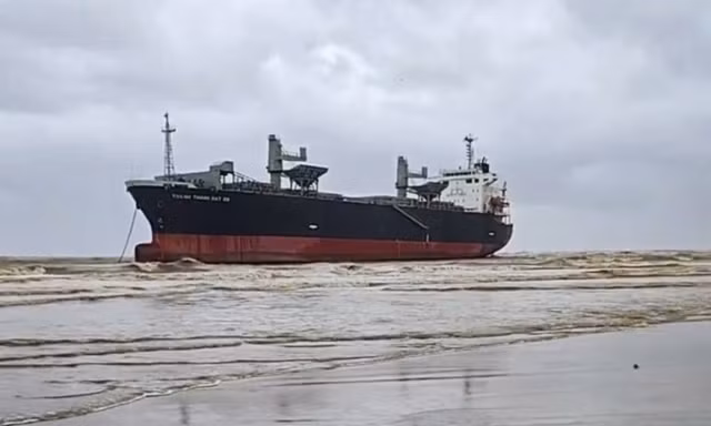Một tàu lớn trôi dạt vào bờ biển Thanh Hóa, 19 người lên bờ an toàn
