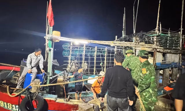 Cứu sống 7 ngư dân sau vụ chìm tàu trên biển Hòn La 