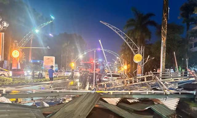 Mưa lớn ở Thanh Hóa: Xe máy đổ la liệt, mái tôn sập đè ô tô trên đường