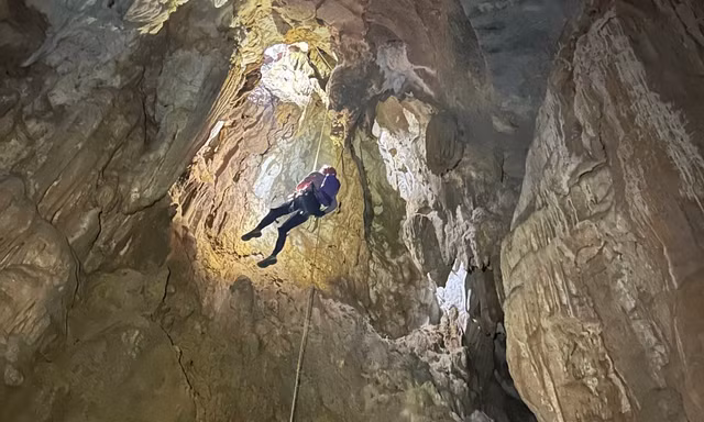 CLIP: Băng rừng, vượt suối, đu dây giải mã ‘mê cung’ trong lòng Phong Nha – Kẻ Bàng 