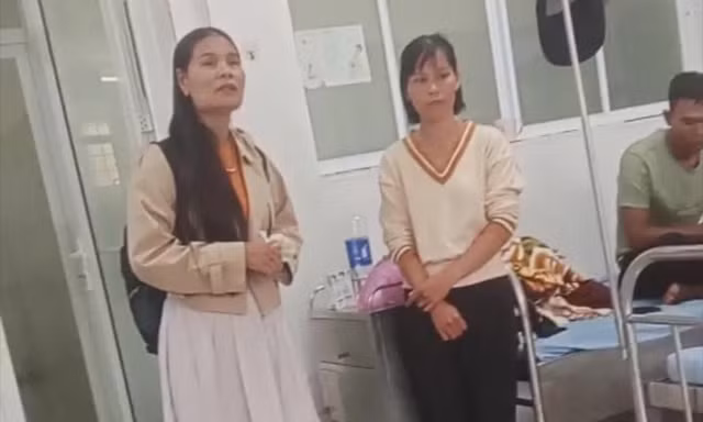 Bà Huế bị phụ huynh ngăn ngay cửa phòng điều trị của bệnh viện, không cho vào thăm các em học sinh. Ảnh cắt từ clip.