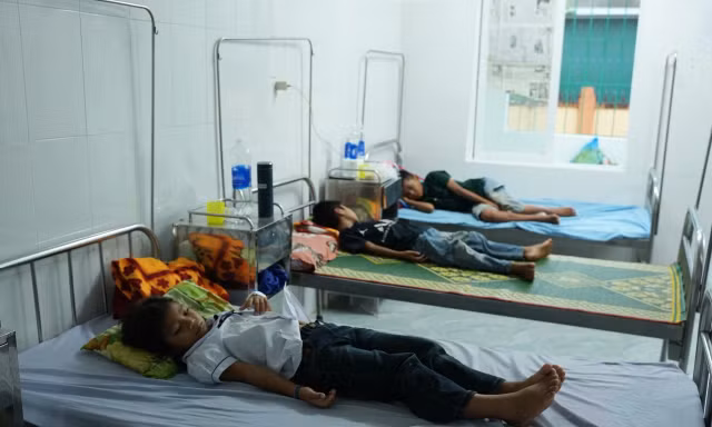 Nhân viên y tế ‘tố’ nữ phó hiệu trưởng độc quyền bếp ăn 