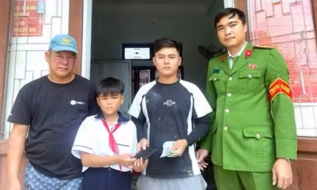 Nhặt được ví tiền, nam sinh lớp 5 đến công an trả người đánh rơi