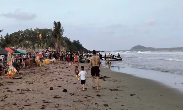 Tìm thấy 1 thi thể vụ 2 nam sinh bị sóng cuốn mất tích ở Thanh Hóa