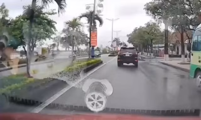 Xác minh ô tô bật đèn cảnh báo nhưng nhiều lần ‘khóa lối’ xe phía sau 