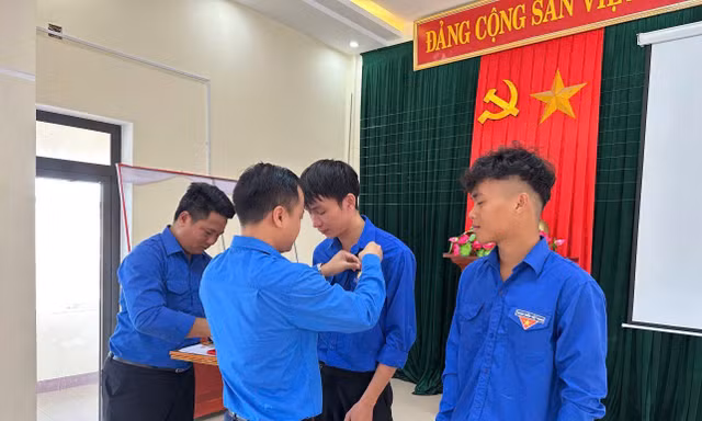 Trao Huy hiệu Tuổi trẻ dũng cảm cho đoàn viên, thanh niên cứu sống phụ nữ nhảy cầu tự vẫn 