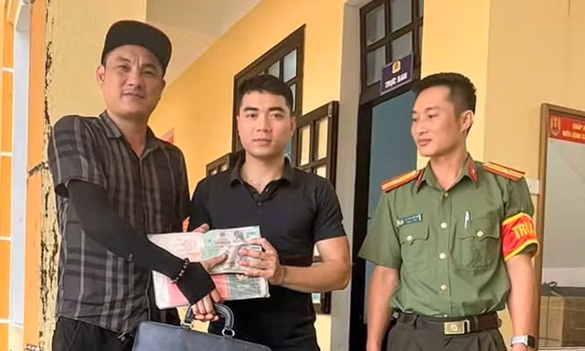 Thanh niên chạy bộ nhặt được chiếc cặp chứa hàng trăm triệu đồng 