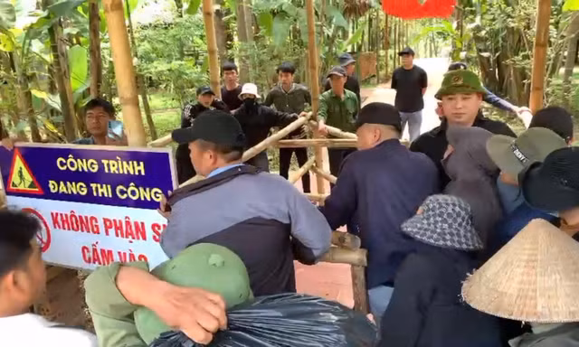 Khu du lịch tập trung đông người không phải để trải nghiệm du lịch mà để gây rối - ảnh cắt từ clip.