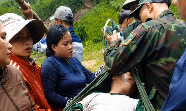 Người đàn ông nằm thoi thóp giữa rừng tràm sau 4 ngày mất liên lạc 