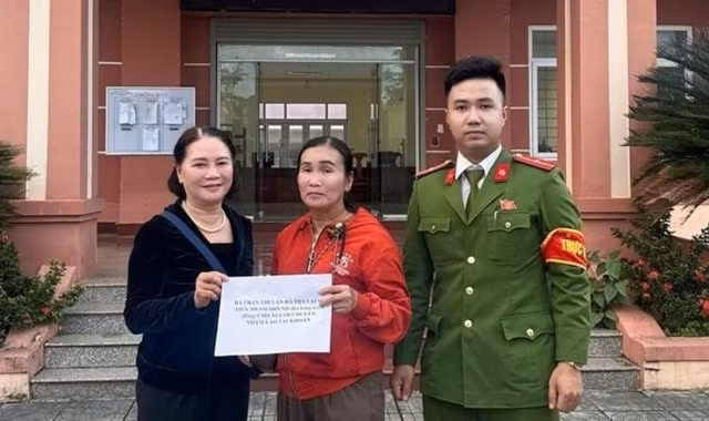 Bất ngờ nhận được 300 triệu đồng, người phụ nữ ở Quảng Trị nhờ Công an can thiệp 