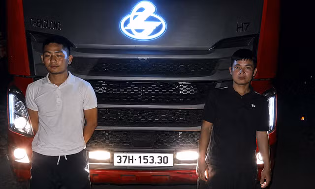 Chặn 4 xe ô tô tải chở hàng chục tấn hàng cấm từ Lào vào Việt Nam 