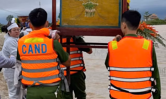 Tình quân dân ấm áp trong tang lễ giữa biển nước ở Quảng Trị