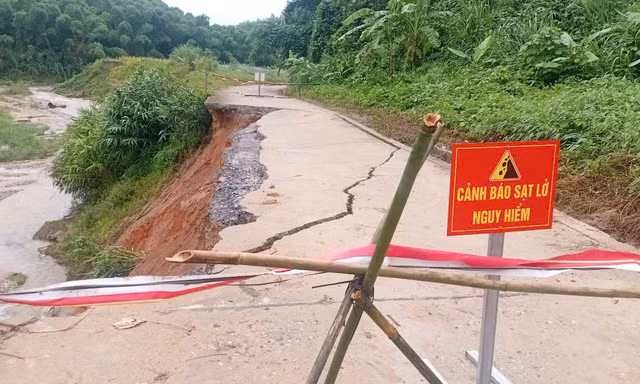 Đường vào bản Sa Ná ở Thanh Hóa sạt lở nghiêm trọng