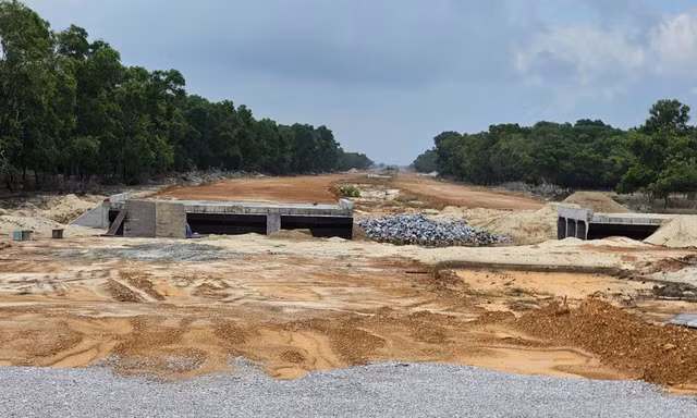 Giá vật liệu tăng phi mã, nhiều công trình trọng điểm ở Quảng Trị thi công cầm chừng 