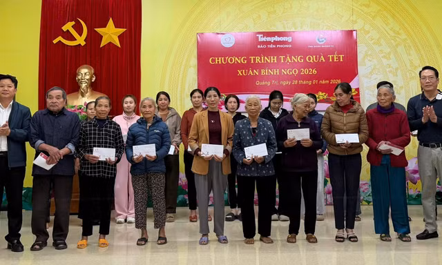Báo Tiền Phong phối hợp trao 100 suất quà Tết Xuân Bính Ngọ cho hộ khó khăn ở Quảng Trị