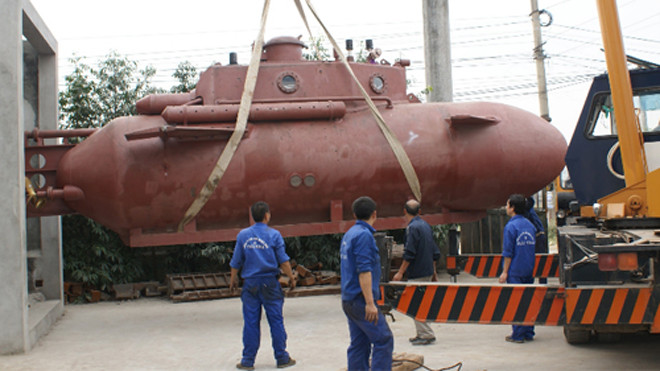 Tàu ngầm trong bể. Ảnh: VnExpress