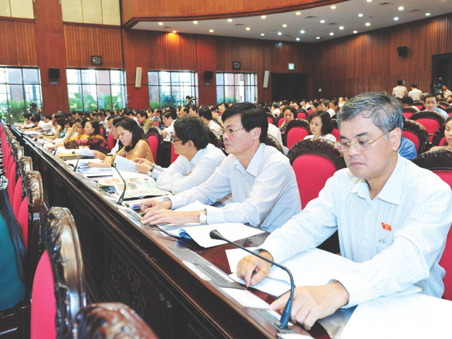 Đại biểu Quốc hội bấm nút biểu quyết thông qua. Ảnh: Hồng Vĩnh