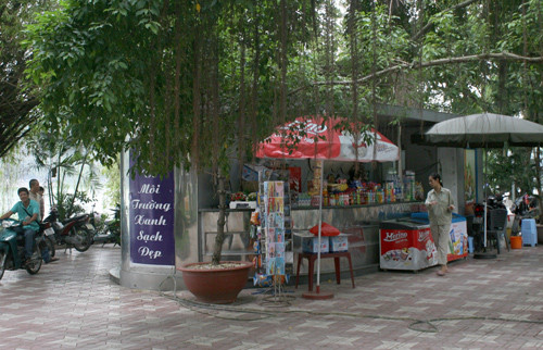  Nhà vệ sinh bằng thép 4 buồng giá khoảng 1 tỷ đồng tại hồ Hoàn Kiếm. Ảnh: VnExpress