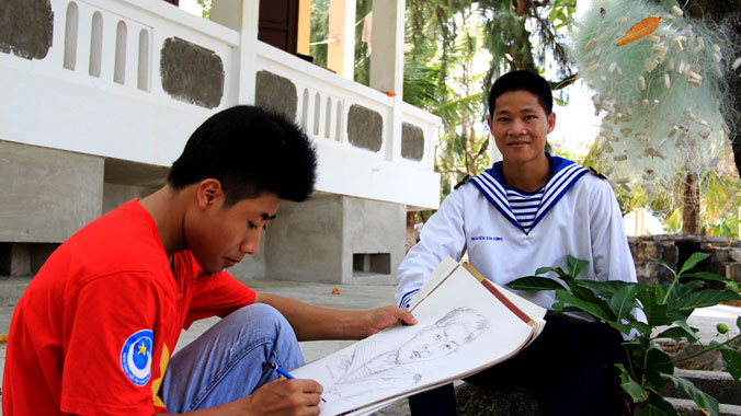 Trần Văn Thược ký họa chân dung chiến sỹ