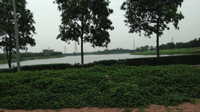 Công viên Yên Sở vắng bóng người. Ảnh: Nguyễn Tú