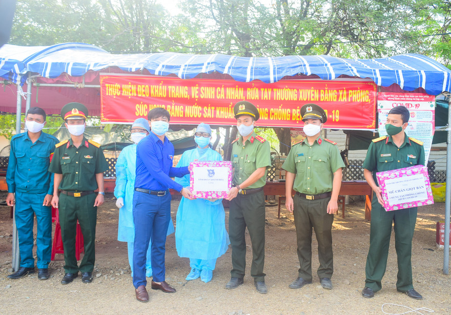 Tỉnh đoàn Khánh Hòa tặng quà trạm kiểm soát dịch bệnh COVID - 19