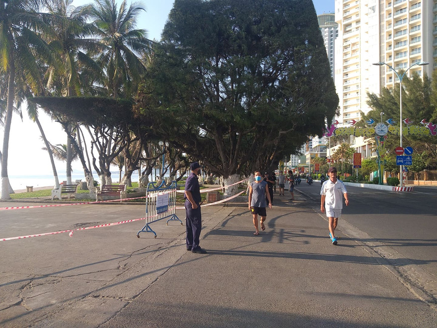 Lực lượng chức năng TP Nha Trang nhắc nhở người dân không tụ tập đông người trên đường phố