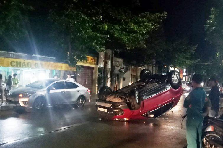 Ô tô lật ngửa sau cú va chạm mạnh, tài xế may mắn thoát chết