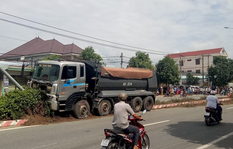 Xe ben tông chết người, cày nát dải phân cách