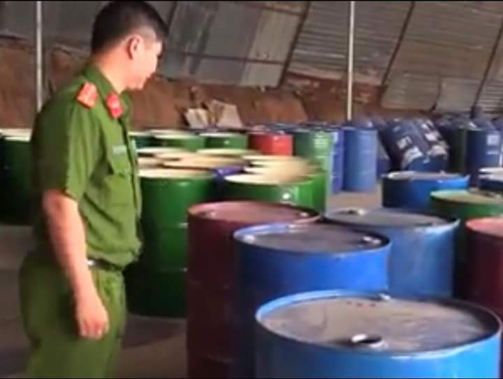 Phát hiện cơ sở chứa hàng ngàn thùng hóa chất chưa qua xử lý 